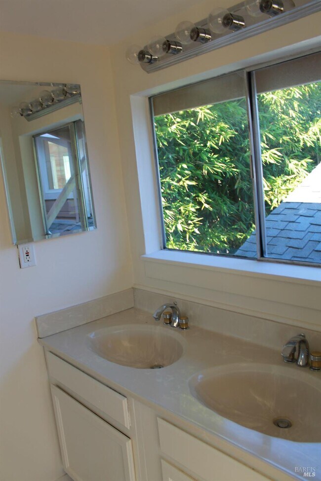 Building Photo - 230 Diviso St