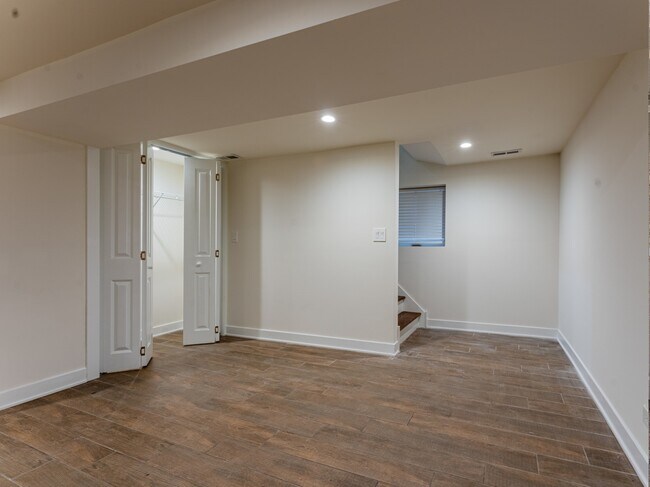 Building Photo - 5117 W Cullom Ave