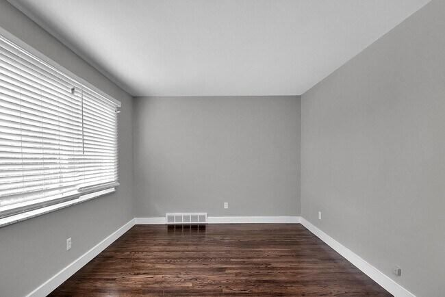 Building Photo - Renovated One Bedroom!!