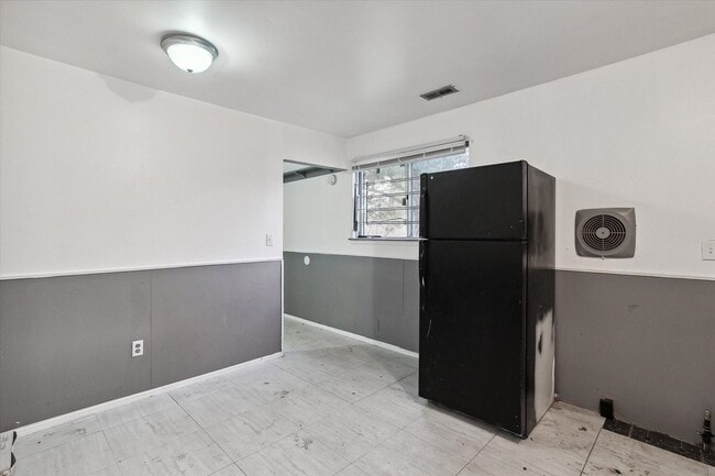 Building Photo - $1,300 - 3 bedroom 1 bath