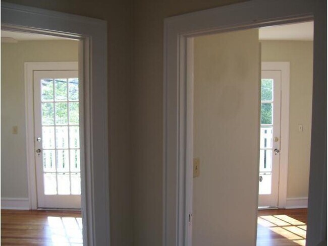 Building Photo - Large 4 Bedroom house with parking in North Campus