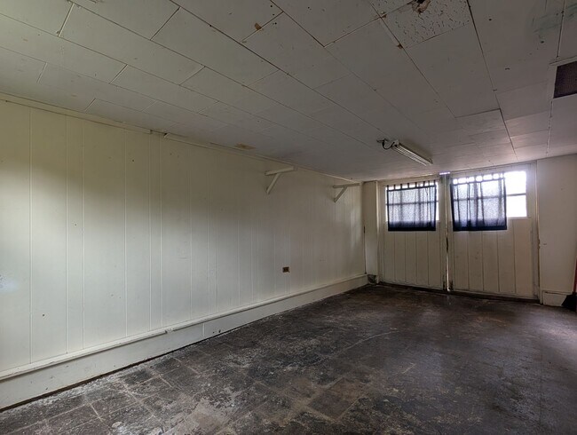 Building Photo - Great 2 bed/1 bath with tons of character!