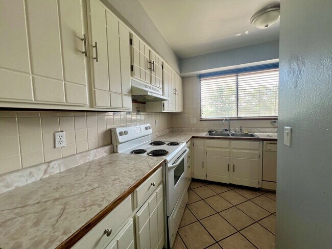 Building Photo - 2567 Rainbow Dr