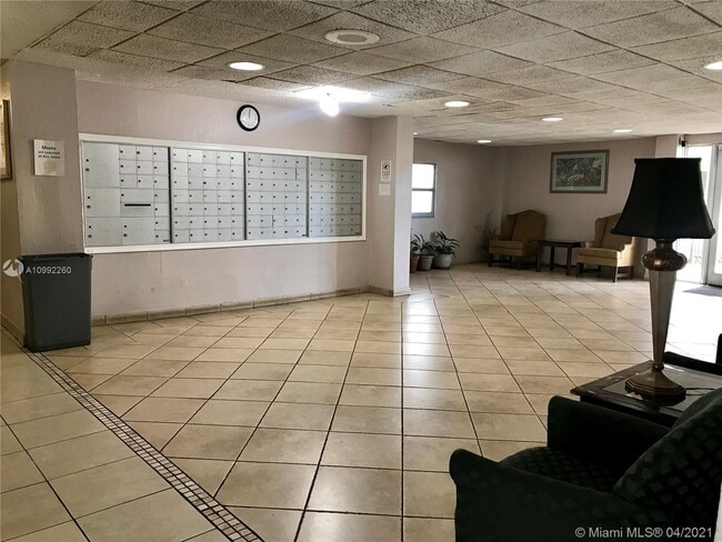 Building Photo - 16465 NE 22nd Ave