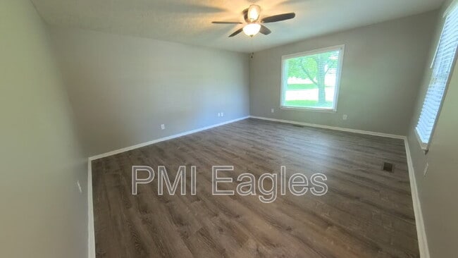 Building Photo - 504 Willow Ln
