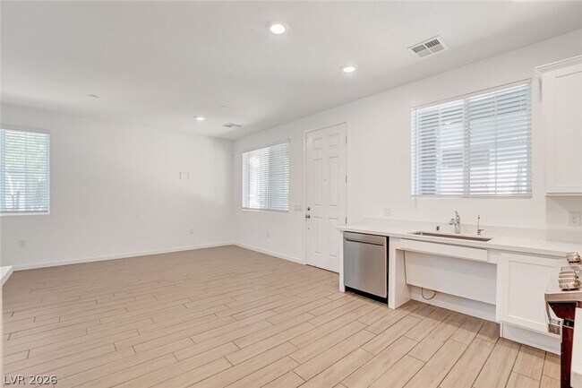Building Photo - 5730 Sky Pointe Dr
