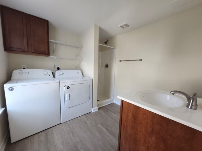 Building Photo - 1211 Villa Ln