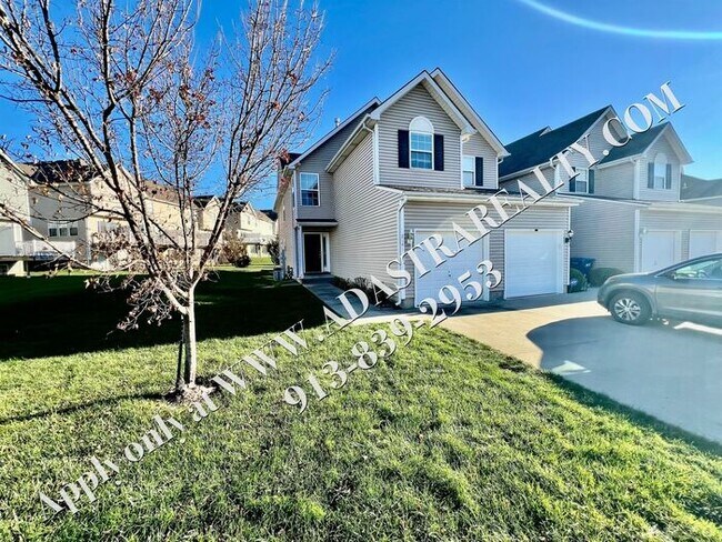 Building Photo - Spacious 3 Bed, 2 Bath, 2 Half Bath Townhome in Lee's Summit-Available NOW!!