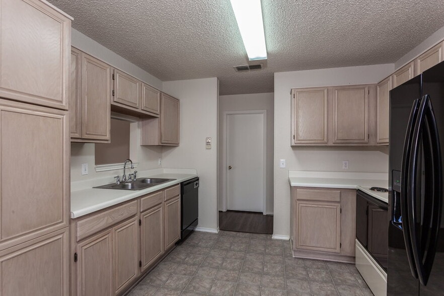 Building Photo - 10216 Aurora Dr