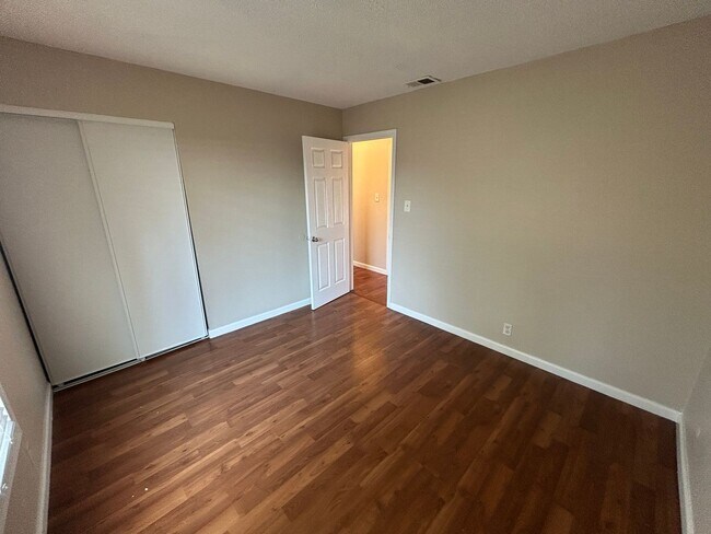 Building Photo - Charming 3-bedroom, 2-bath Single Story An...