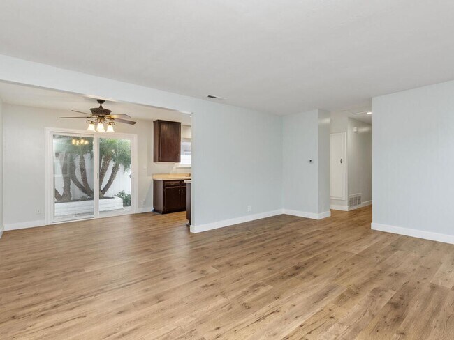 Building Photo - Oceanside Beach-Close 3BD/2BA Home with Easy Freeway Access