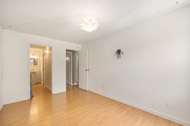 Building Photo - 1350 Golden Cir