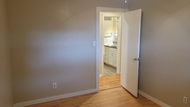 Building Photo - 3 Bed, 3 Bath with Downstairs Kitchenette ...