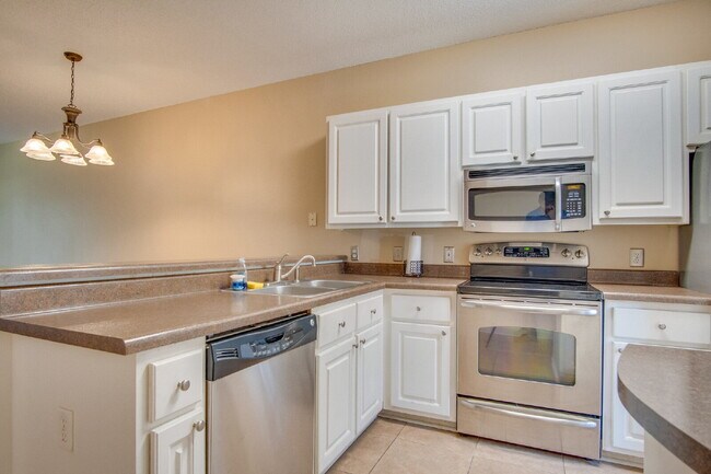 Building Photo - Santa Rosa 3/2.5 Townhome – Minutes from N...