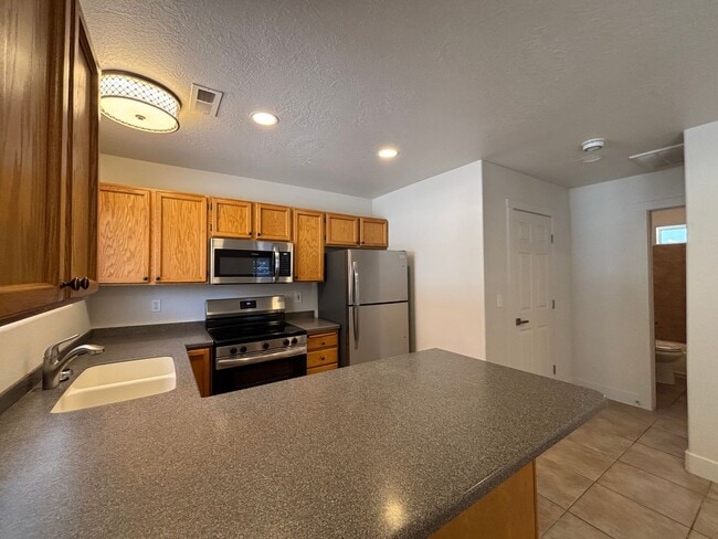 Building Photo - SPACIOUS 2 BEDROOM TOWNHOME FOR RENT!