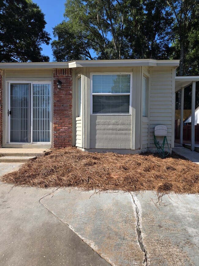 Building Photo - Tallahassee Townhouse Next to Lincoln High...