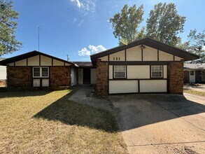 Building Photo - 4 Bedroom, Vinyl Flooring House, Large Yar...