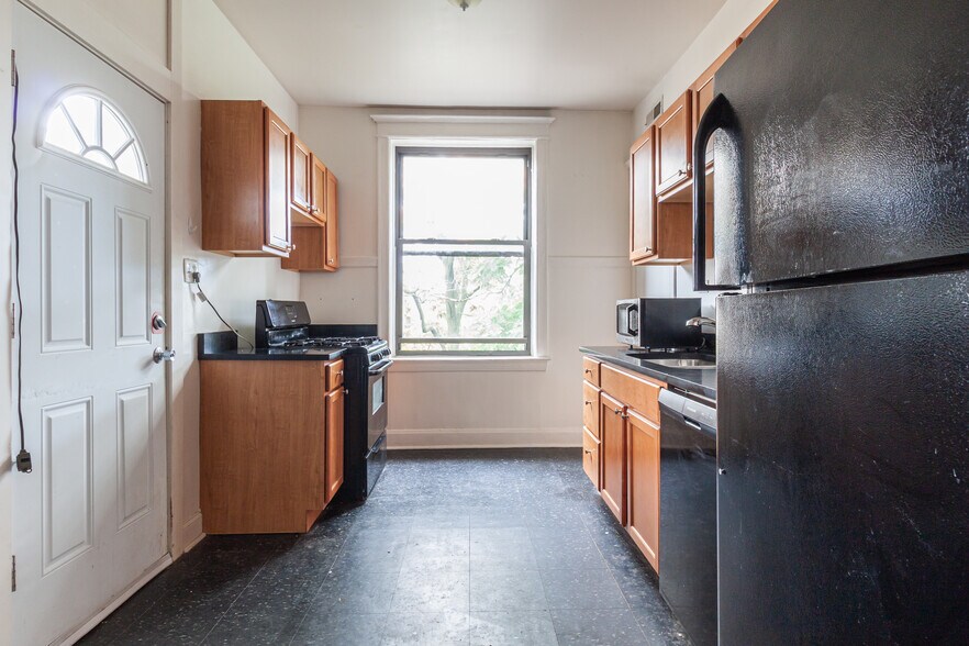 Building Photo - 910 W Belle Plaine Ave