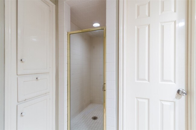 Building Photo - 3350 McCue Rd