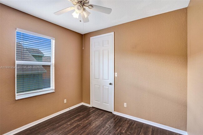 Building Photo - 2057 SE Avon Park Dr