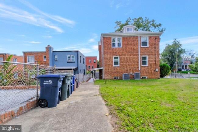 Building Photo - 5230 Blaine St NE