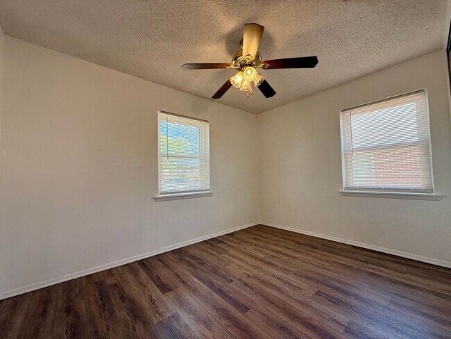 Building Photo - Rental