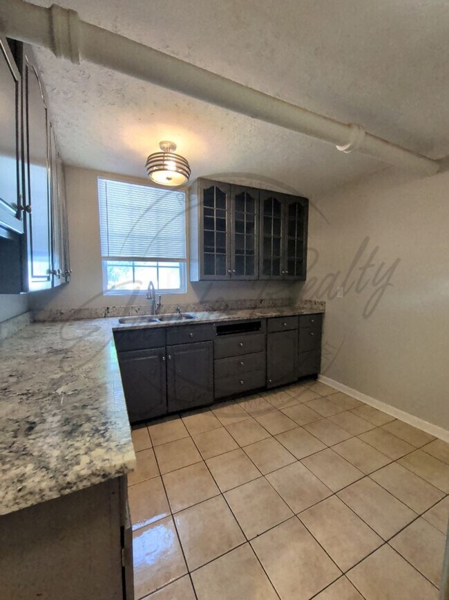 Building Photo - Cozy Garden Apartment in Donelson with a Spring Special!