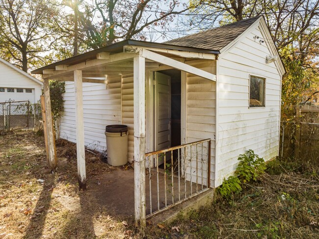 Building Photo - Freshly Updated 3 Bedroom House