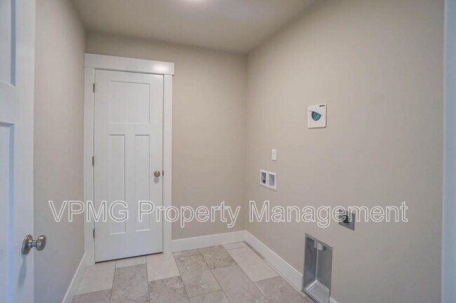Building Photo - 2347 E Otter Lp