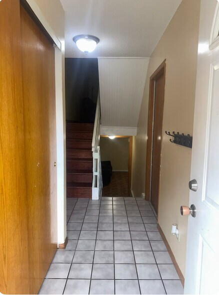 Building Photo - 1633 City View Dr