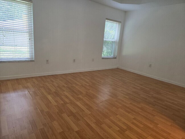 Building Photo - 3/2/2 Spring Hill Home