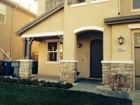 Building Photo - Spacious 5-Bedroom, 2.5-Bath Home for Rent in Madera