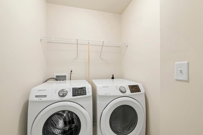 Building Photo - Elegant Townhome Near Southpoint Mall!