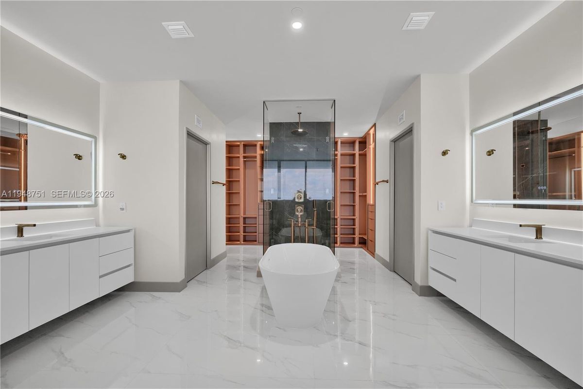 Building Photo - 700 NE 24th St