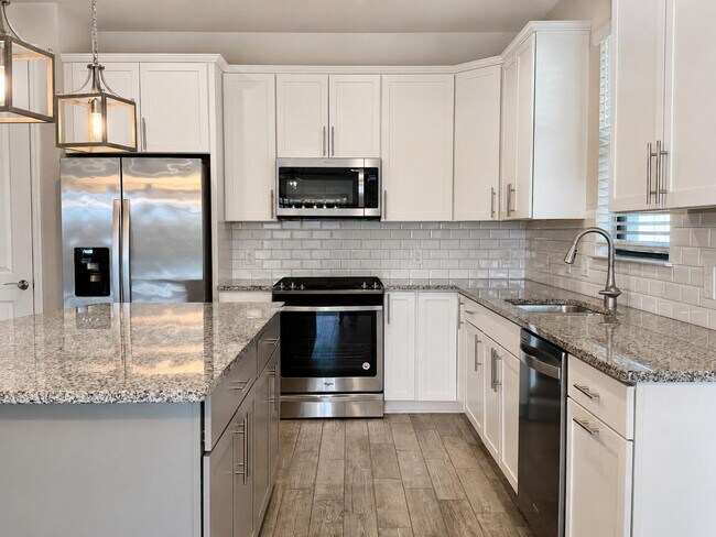 Building Photo - 348 SE Courances Dr