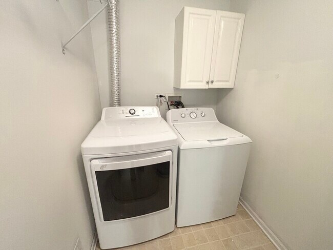 Building Photo - 652 Lincoln Station Dr