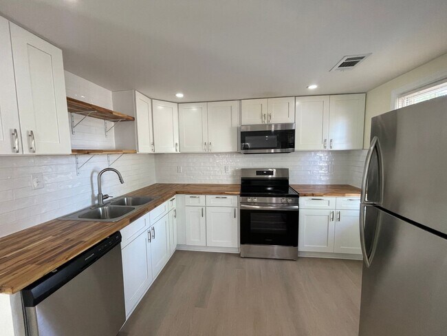 Building Photo - 203 17th St