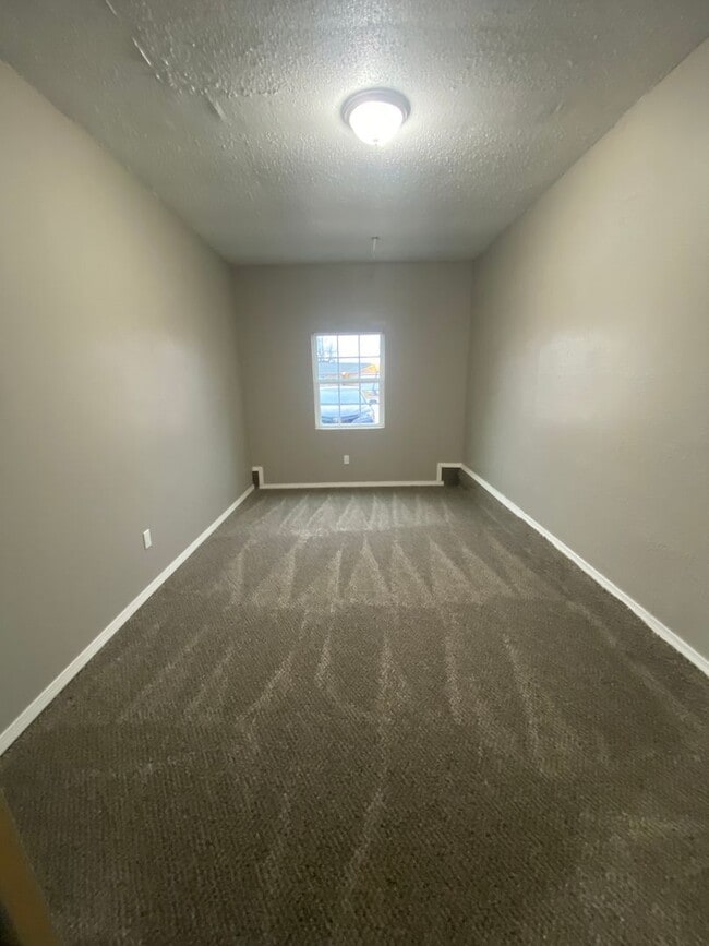 Building Photo - Cute 4 Bedroom Home