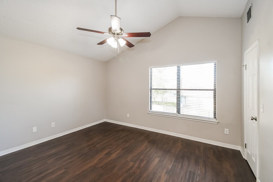 Building Photo - 9727 Villiers Dr S