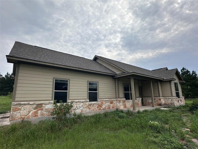 Building Photo - 214 Pine Path