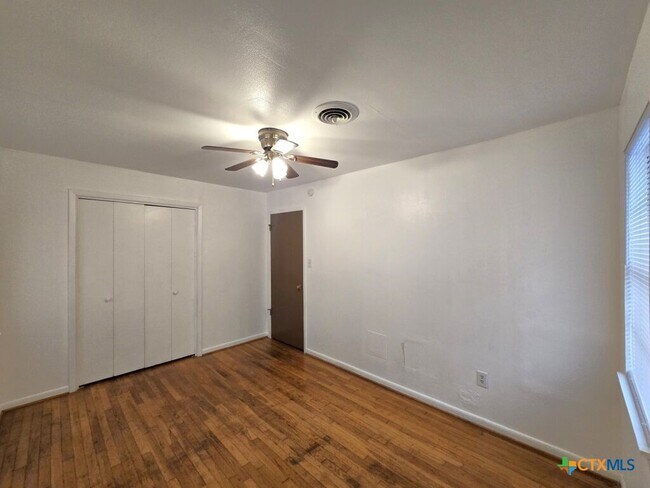 Building Photo - 616 W Ave E