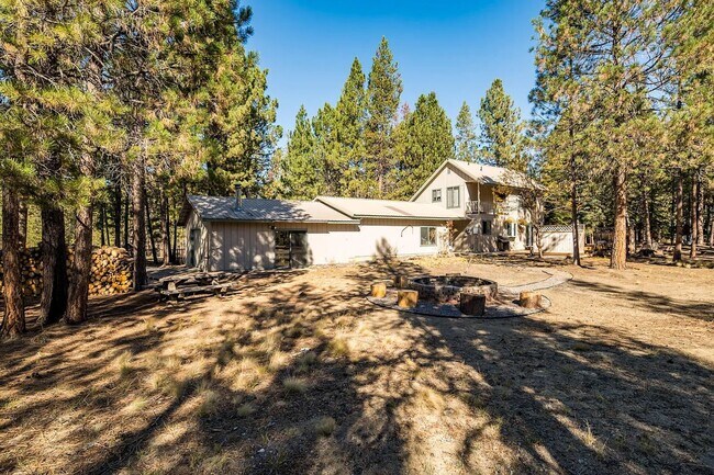 Building Photo - Beautiful Home- Backs up to BLM Land