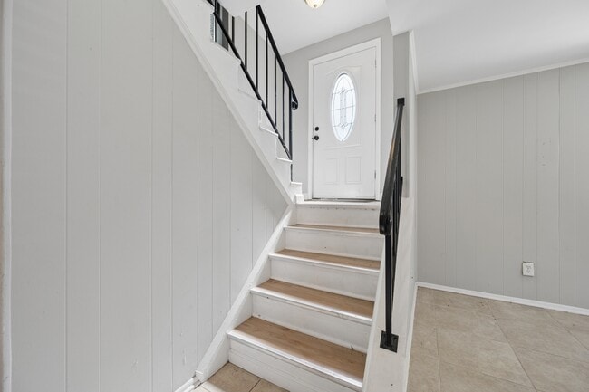 Building Photo - 1615 Colonial Way