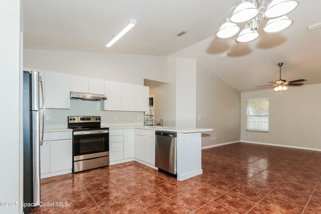 Building Photo - 1545 20th Ave SW