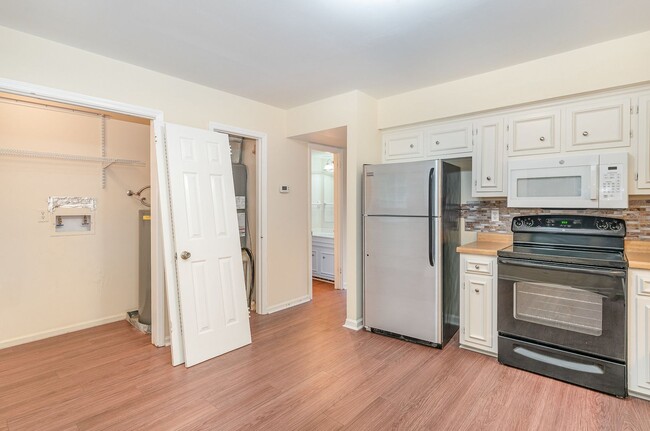 Building Photo - Desirable Brentwood Trace 2 Bedroom Townho...