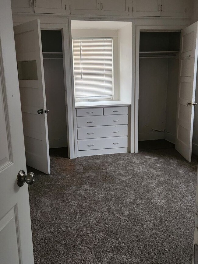 Building Photo - d1128