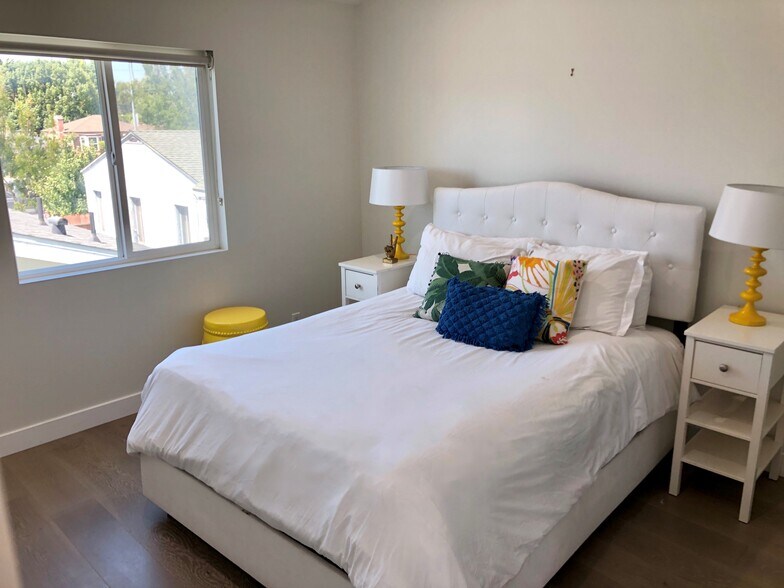 Bedroom Photo 1 - 2730 S Barrington Ave