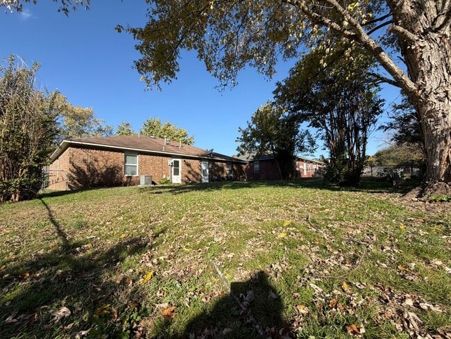 Building Photo - ***5905 B Sara Street***