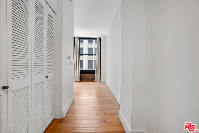 Building Photo - 460 S Spring St