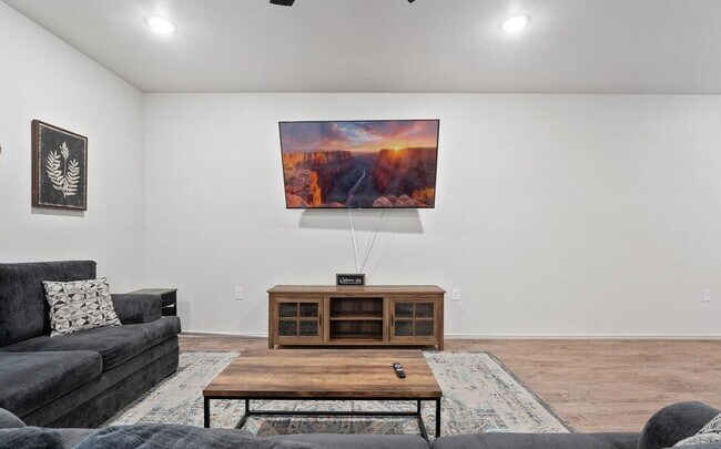 Building Photo - 5606 Kemper St